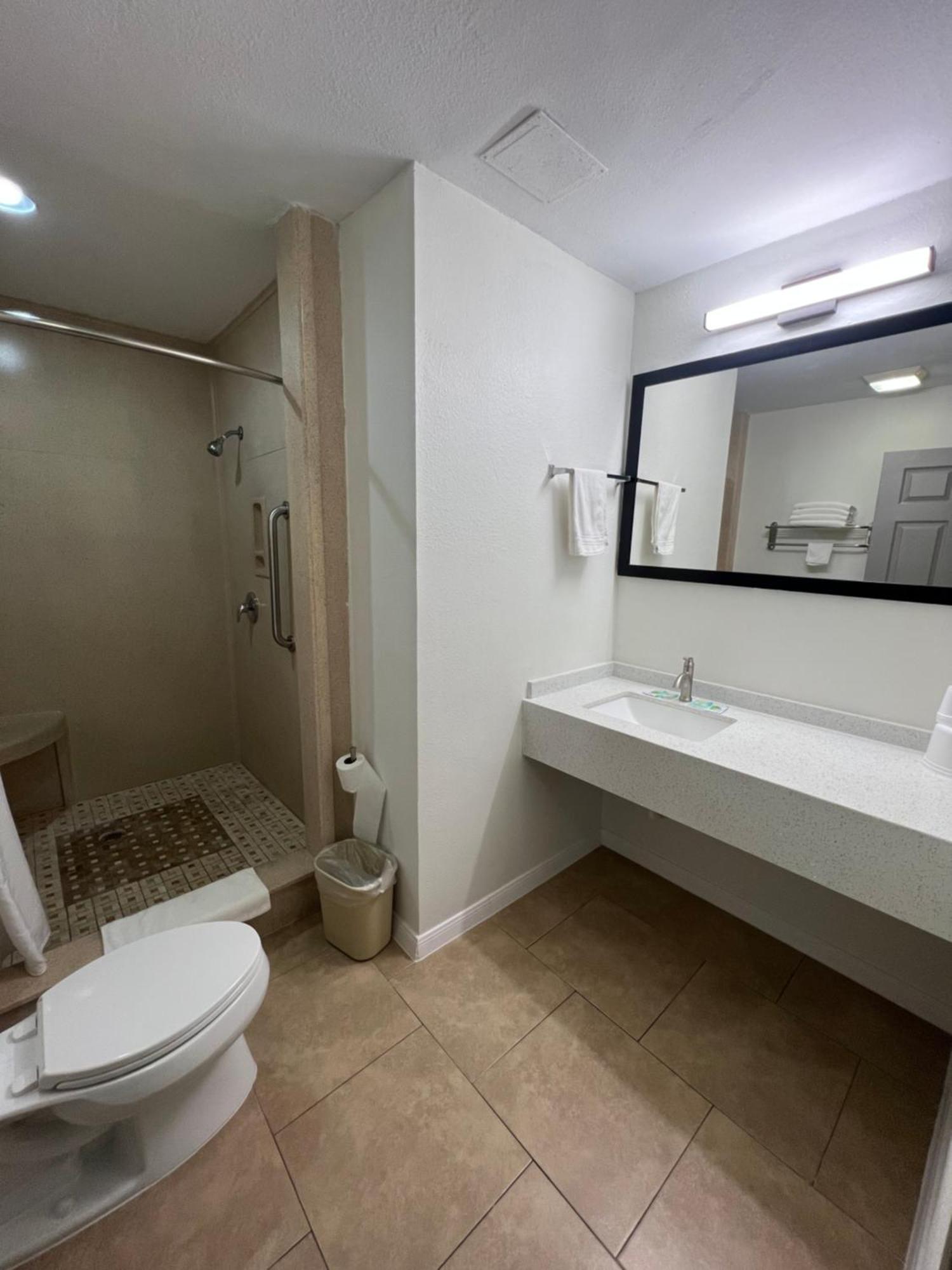 Super 8 By Wyndham Mcallen-Downtown-Airport-La Plaza Mall Luaran gambar